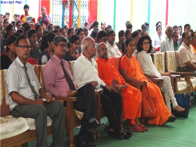 GURUJI_ADDRESSING_STUDENTS_ON_24_9_15 5.JPG